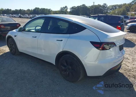 2024 Tesla Model Y Long Range Dual Motor All-Wheel Drive/Rwd z USA, uszkodzony, nr VIN 7SAYGDED6RA325431